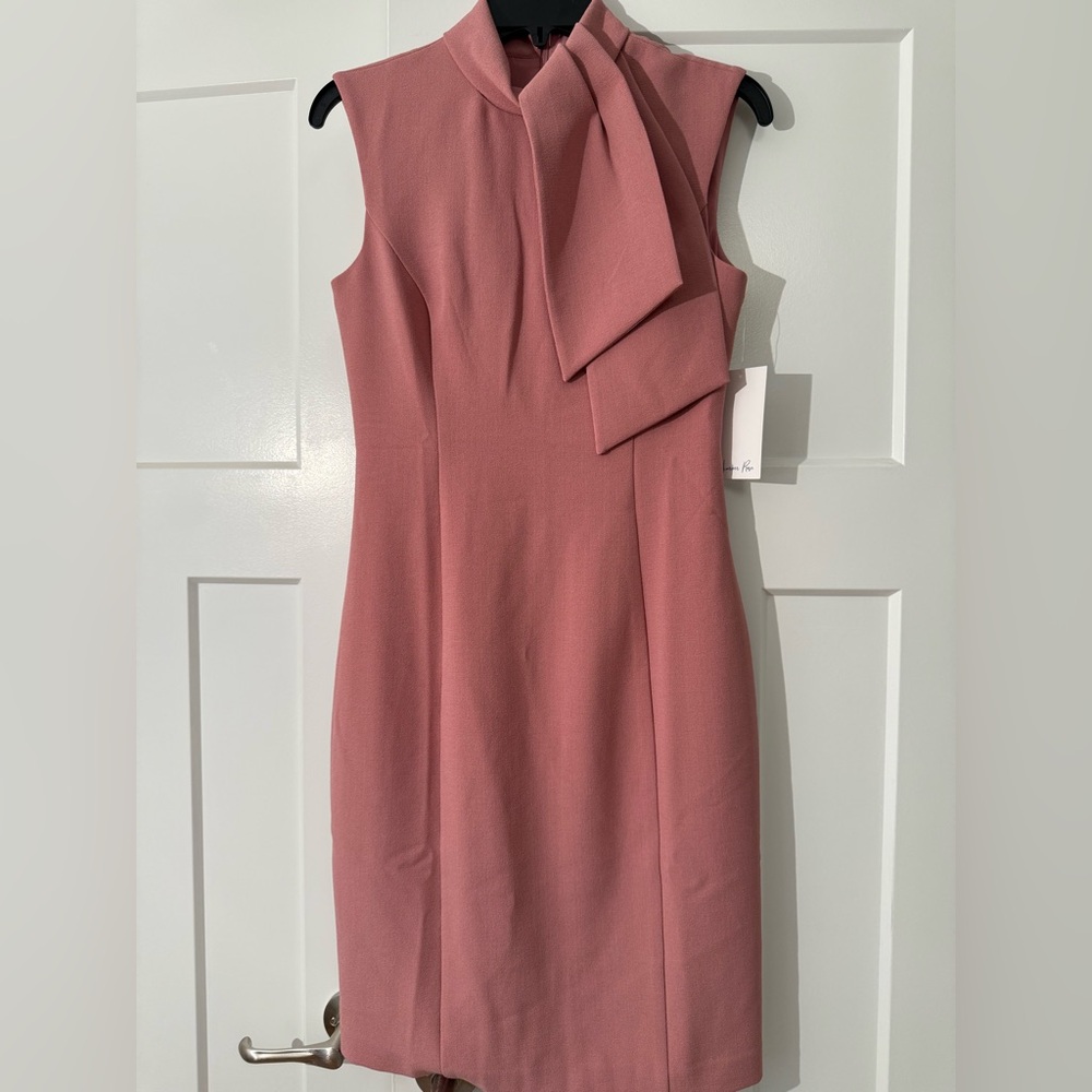 Elegant Sleeveless Dress with Bow Detail